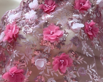 Puede incluir: Tela de encaje floral rosa y blanca con lentejuelas. La tela presenta flores 3D con un centro de perla.