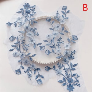 Pode incluir: Apliques de renda floral azul com flores e folhas delicadas. Essas aplicações são perfeitas para adicionar um toque de elegância a qualquer projeto.