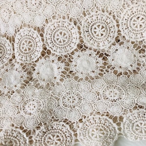 Tela de algodón estilo vintage, tela con ribete floral circular, tela de encaje de crochet beige, tela para vestidos de mujer y cortinas de ventana.