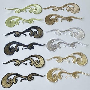 Könnte beinhalten: Eine Sammlung von wellenförmigen, gestickten Aufnähern in Gold, Silber, Schwarz und Grün. Die Aufnäher weisen ein wirbelndes Design auf und eignen sich zum Verzieren von Kleidung oder Bastelarbeiten. Jedes Patch ist ca. 15 cm lang.