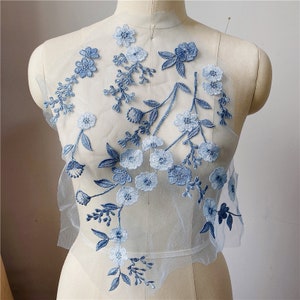 ダスティブルーの刺繍の花のレースアップリケ、リリカルダンス、ブライダル、衣服、コスチュームデザイン用のボディスアップリケ