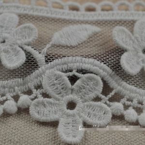 Pizzo in tulle ricamato in bianco sporco, cotone Daisy Flowers Trim, bordi smerlati Finiture in pizzo, vendita da 2 Yards