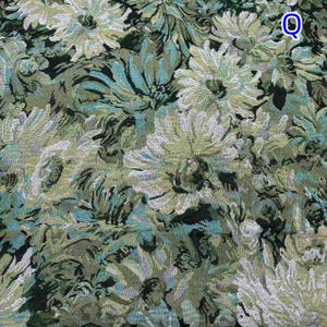 Puede incluir: Una tela tejida con un patr&oacute;n floral denso de grandes flores similares a crisantemos en tonos verde salvia, azul cerceta, blanco y negro. El dise&ntilde;o incluye la letra Q dentro de un c&iacute;rculo blanco en la esquina superior derecha.