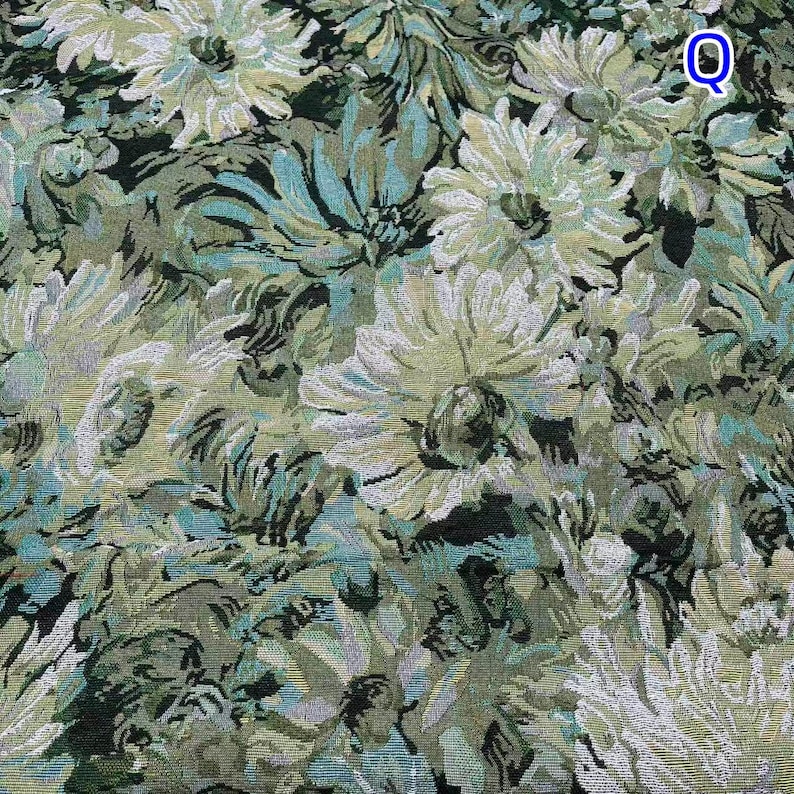 Puede incluir: Una tela tejida con un patr&oacute;n floral denso de grandes flores similares a crisantemos en tonos verde salvia, azul cerceta, blanco y negro. El dise&ntilde;o incluye la letra Q dentro de un c&iacute;rculo blanco en la esquina superior derecha.
