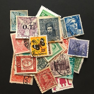 Mixed coloured vintage stamps (30)