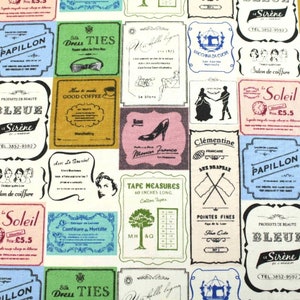 Puede incluir: Una tela colorida con un patrón repetitivo de etiquetas de estilo vintage. Las etiquetas presentan varios diseños, incluyendo mariposas, flores, tazas de café y texto en francés. La tela es perfecta para proyectos de manualidades, como acolchado, costura y scrapbooking.