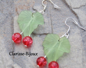 Boucles d'oreilles cerises perles rouge craquelée et feuille vert 25x54mm