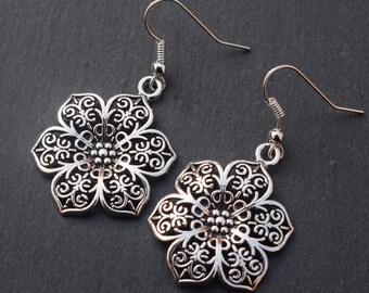 Boucles d'oreille fleur de mandala, Boucles d'oreilles charm