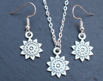 Boucles d'oreilles soleil, Collier soleil, Boucles d'oreilles argent tibétain, Pendentif soleil, Parure Boucles d'oreilles pendentif