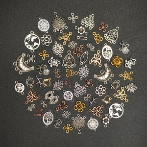 以下が含まれることがあります： ジュエリー作りのための、銀、金、ブロンズ製のチャームとコネクターの詰め合わせ。チャームは、花、星、ハート、幾何学模様など、さまざまな形をしています。