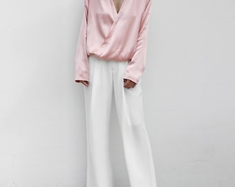 23811--- Witte zware zijden broek met wijde pijpen, losse broek van moerbeizijde crêpe de Chine, hoog getailleerde rechte broek met zakken.