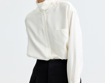 23513---Blusa de cuello alto de sarga de seda suelta en blanco roto, blusa formal para eventos, hecha a mano por OOZZ