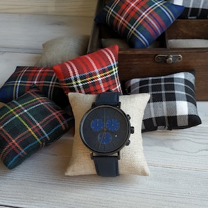 Cuscini per orologi e bracciali. Cuscini morbidi per orologi. Cuscini a forma di scatola per orologi. Cuscini tartan per orologi.