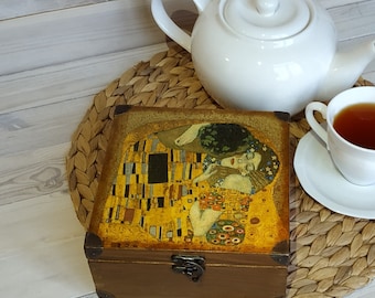 Wooden tea box. Klimt The Kiss