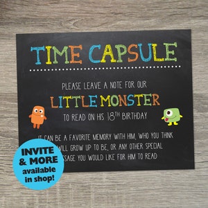 Puede incluir: Un letrero negro estilo pizarra con texto colorido "TIME CAPSULE" y "LITTLE MONSTER". El letrero solicita dejar una nota para un cumpleaños número 18 y presenta ilustraciones de monstruos de dibujos animados. Un círculo azul con texto está en la esquina inferior izquierda.