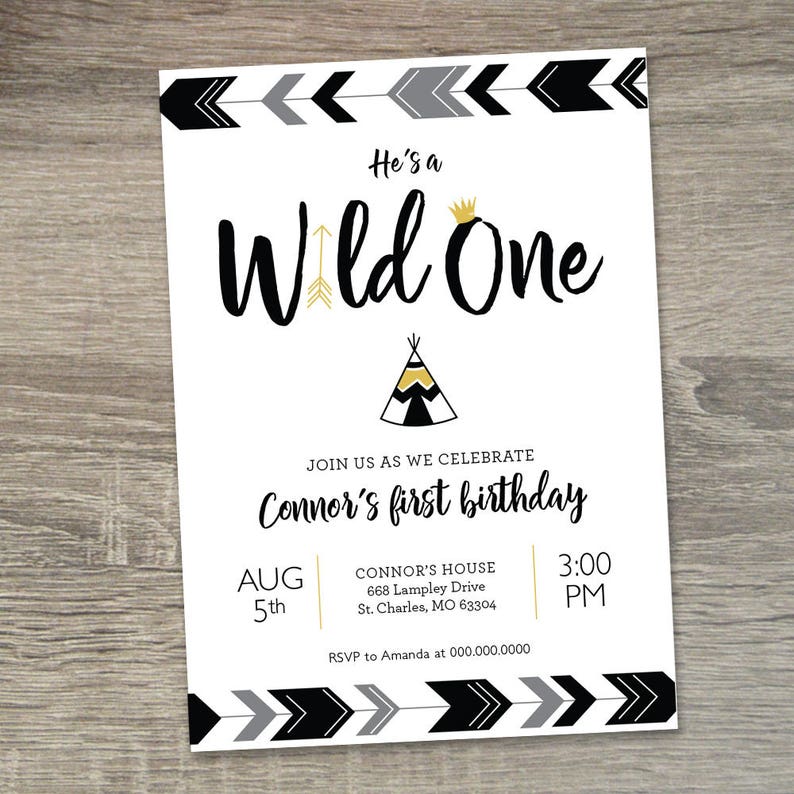 Puede incluir: Una invitaci&oacute;n blanca con dise&ntilde;os de flechas negras y grises. El texto dice "He's a Wild One" con una corona dorada sobre la palabra "One". La invitaci&oacute;n es para el primer cumplea&ntilde;os de Connor, el 5 de agosto a las 3:00 PM. La direcci&oacute;n es 668 Lampley Drive, St. Charles, MO 63304. RSVP a Amanda al 000.000.0000.