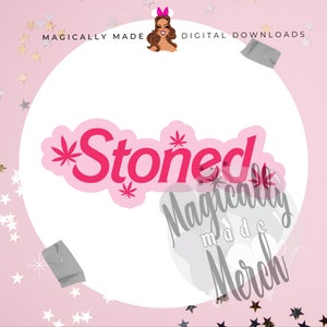 Puede incluir: Pegatina rosa y blanca con la palabra "Stoned" en letras rosas y un diseño de hoja de marihuana. La pegatina está sobre un fondo blanco con un borde rosa.