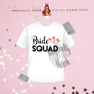 Puede incluir: Camiseta blanca con el texto "Bride Squad" en letras negras y un icono de Mickey Mouse rosa con dos anillos entrelazados. El texto "Magically Made Merch" es parcialmente visible en la esquina inferior derecha.