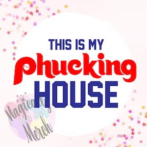 Puede incluir: Círculo blanco con una superposición de texto rojo y azul. El texto dice "This is my phucking house". El fondo es de color rosa con estrellas rosas y doradas.