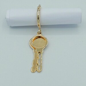 Créole avec un pendentif une clé. vendue à l'unité