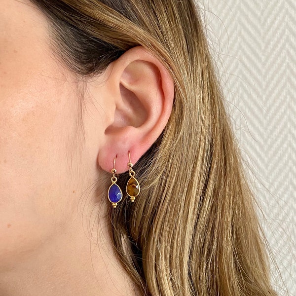 Boucles d'oreille dormeuses avec un pendentif en pierre semi précieuse - 8 couleurs disponibles - vendue en paire