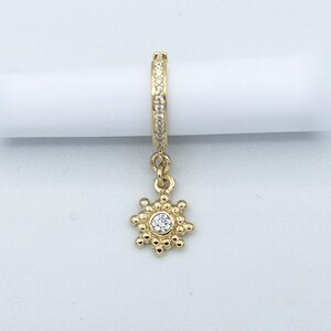 Mini créole pavée de strass et pendentif Etoile avec un zircon au centre. Vendue à l'unité