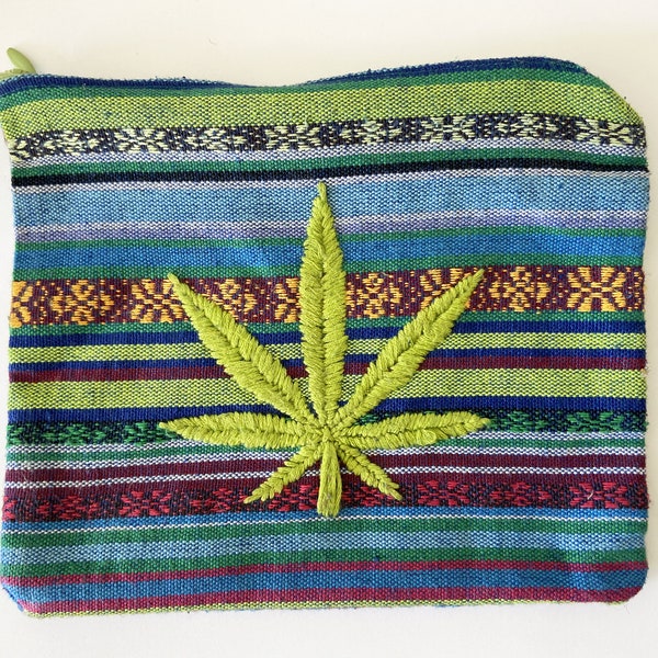 Pochette brodée avec une feuille de cannabis. Brodée et réalisée à la main à Paris. Pièce unique