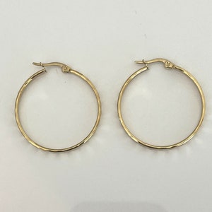 Orecchini a cerchio in metallo martellato color oro modello medio