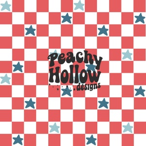 Op de afbeelding: Een rood-witte geruite achtergrond met blauwe sterren die eroverheen zijn verspreid. De tekst "Peachy Hollow designs" staat in het midden van de afbeelding.