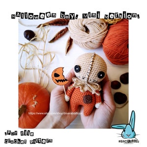 Puede incluir: Patrón de crochet para un muñeco de Halloween mini. El muñeco lleva un atuendo marrón y naranja y tiene la boca cosida y ojos de botón. El muñeco sostiene una pequeña calabaza naranja con una cara de calabaza.