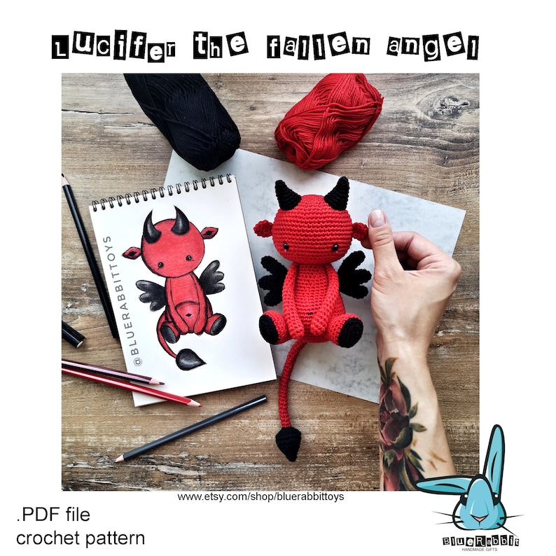 Puede incluir: Un patr&oacute;n de crochet para un diablo de crochet rojo y negro con cuernos y alas. El patr&oacute;n se llama "Lucifer the fallen angel" y est&aacute; disponible como archivo PDF. El patr&oacute;n est&aacute; disponible en Etsy.