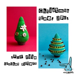 Könnte beinhalten: Zwei gehäkelte Weihnachtsbaum-Ornamente, eines grün mit Knöpfen und einem Stern, das andere grün und braun mit braunen Perlen. Der Text "Christmas tree. 2PC. !PDF file Crochet pattern" befindet sich auf einem blauen Hintergrund.