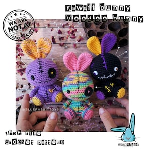 Puede incluir: Tres peluches de ganchillo hechos a mano con forma de conejos, con detalles cosidos, ojos de botón e hilo de colores. Los conejos son morados, multicolores y negros con detalles en amarillo y morado. El texto dice Kawaii bunny Voodoo bunny.