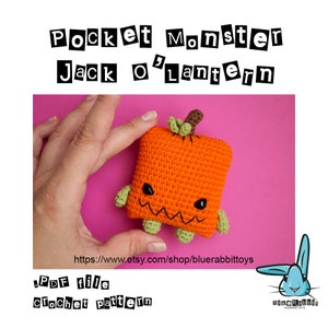 Puede incluir: Patrón de crochet para un monstruo de bolsillo Jack O' Lantern. El monstruo naranja con forma de calabaza tiene un tallo verde, ojos negros y una boca cosida. El patrón está disponible para descargar en PDF.