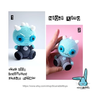 Op de afbeelding: Haak amigurumi patroon voor een Night King-personage uit Game of Thrones. Het patroon is beschikbaar als PDF-download. De afbeelding toont twee versies van de Night King, één zittend op een wit oppervlak en de andere wordt in een hand gehouden.