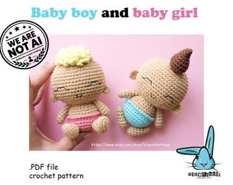 Puede incluir: Dos muñecos bebé de ganchillo con piel de hilo color canela, ojos cerrados y mejillas rosadas. Un muñeco tiene pelo amarillo y pañal rosa, mientras que el otro tiene pelo castaño y pañal azul. Texto: Baby boy and baby girl, .PDF file crochet pattern.