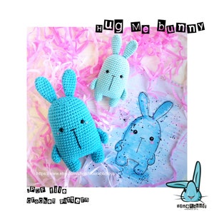Peut inclure: Un patron de crochet pour un lapin à câliner. Le patron est disponible en téléchargement PDF. L'image montre deux lapins au crochet bleus et une illustration dessinée à la main d'un lapin bleu.