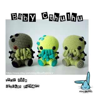 Pode incluir: Três brinquedos de pelúcia Cthulhu de crochê em diferentes cores: verde, cinza e verde limão. Cada brinquedo tem olhos grandes, uma boca de tentáculos e um corpo pequeno. O texto "Baby Cthulhu" está na parte superior da imagem. O texto "PDF file Crochet pattern" está na parte inferior da imagem. O texto "https://www.etsy.com/shop/BlueRabbitLV" também está na parte inferior da imagem.