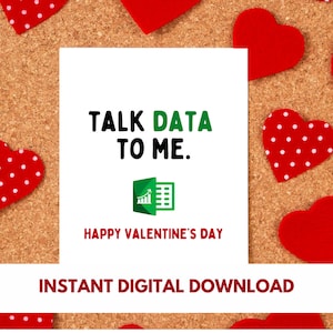 Może przedstawiać: Biała kartka z napisem "TALK DATA TO ME" w kolorze czarnym i zielonym. Poniżej tekstu znajduje się zielono-biała grafika arkusza kalkulacyjnego i wykresu. Słowa "HAPPY VALENTINE'S DAY" są napisane na czerwono. Czerwone serca są rozrzucone wokół karty.