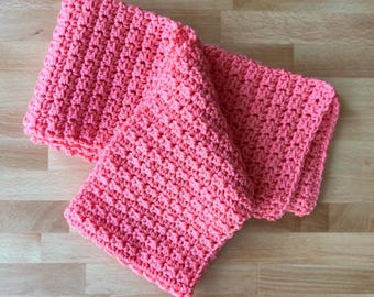 Bufanda de ganchillo rosa tropical hecha a mano – Prenda de invierno de acrílico vibrante