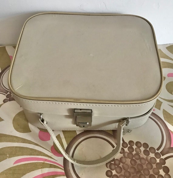 Vintage Cream Vanity Case with red interior  - Ke… - image 4