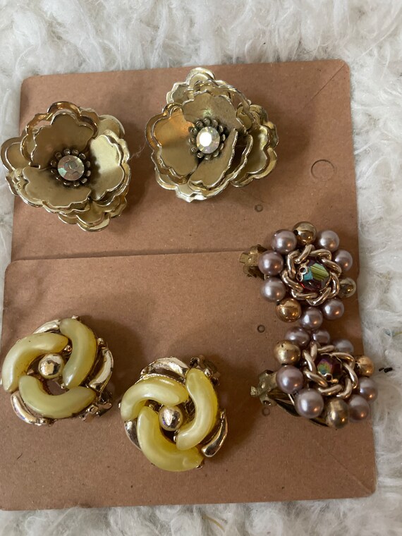 3 pairs of clip earrings - image 1