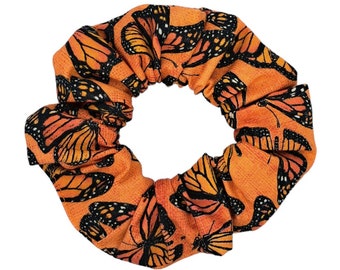 Orangefarbener Monarchfalter-Scrunchie, nachhaltiges Baumwoll-Haargummi, umweltfreundliche Schmetterlinge
