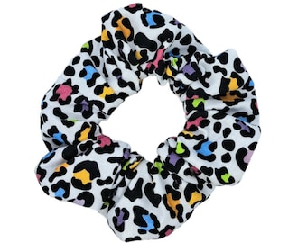 Regenboogluipaardprint scrunchie, duurzame katoenen haarelastiek met dierenprint, milieuvriendelijke accessoires