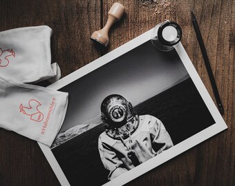 Stampa in bianco e nero di Kalymnos Sponge Diver: opera d'arte murale dell'isola greca dell'Egeo