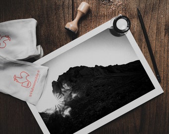 Fotografia in bianco e nero di Santorini: paesaggio vulcanico dell'isola greca