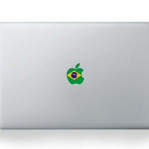 Könnte beinhalten: Ein silberner Laptop mit einem grünen Apfel-Logo, das die brasilianische Flagge zeigt.