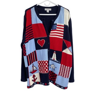 Puede incluir: Un cárdigan azul, rojo y blanco con un diseño de patchwork. El cárdigan presenta una variedad de motivos de temática náutica, incluyendo un faro, un velero y un corazón. El cárdigan tiene cierre de botones y está hecho de una tela suave y de punto.