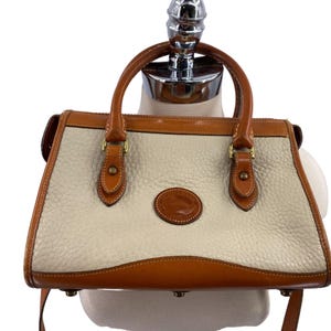 Bolso bandolera VTG Dooney & Bourke con asas superiores de piel granulada color crema
