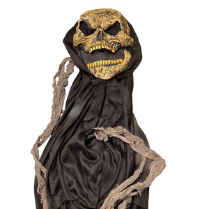 Könnte beinhalten: Ein Halloween-Kostüm mit einer Totenkopfmaske in verwittertem Gold und schwarzen Augenhöhlen. Die Maske ist an einer schwarzen Kapuzenrobe mit zerfetzten, grauen Stoffakzenten befestigt. Das Kostüm ist für Halloween konzipiert.